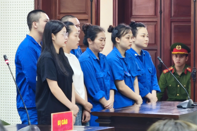 Hoài Thương (áo đen) và nhóm bị cáo phạm tội Che dấu tội phạm. Ảnh: Lê Tân