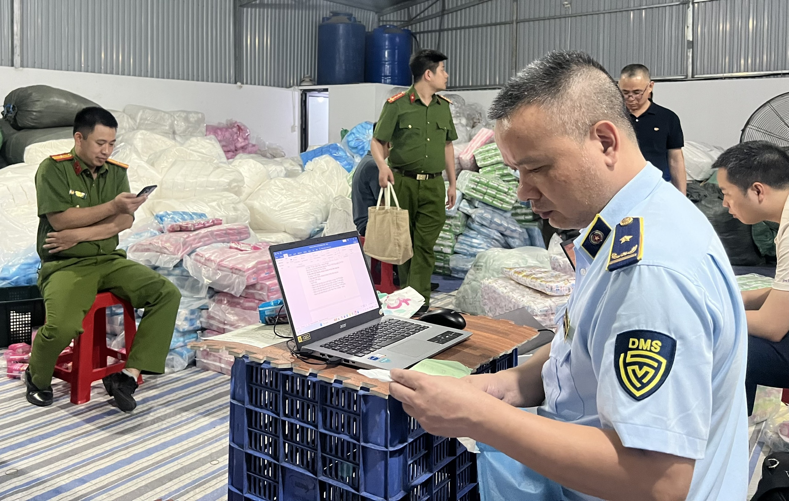 Khám xét, bắt tạm giam chủ xưởng sản xuất băng vệ sinh - Ảnh 1.
