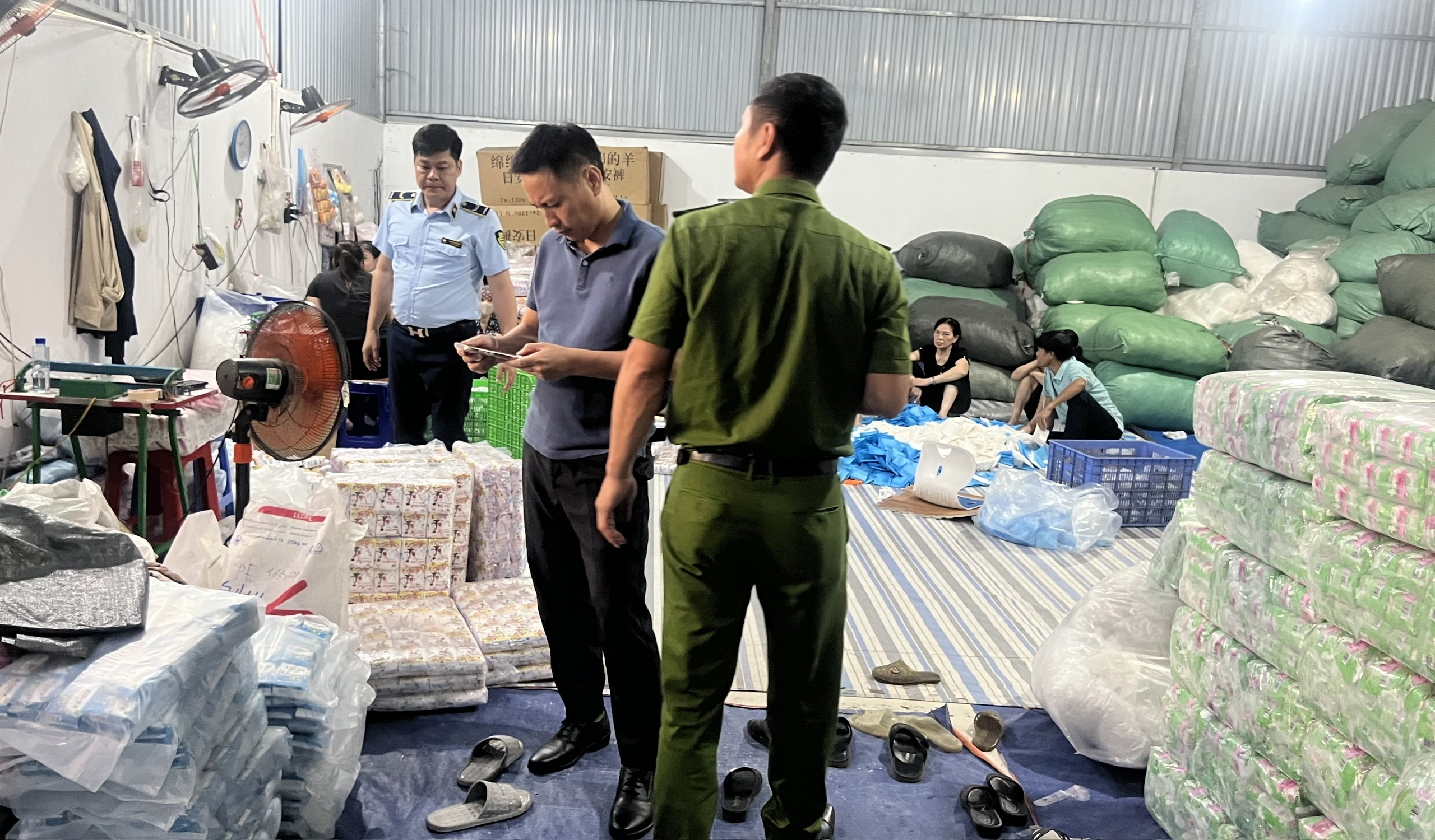 Khám xét, bắt tạm giam chủ xưởng sản xuất băng vệ sinh - Ảnh 3.
