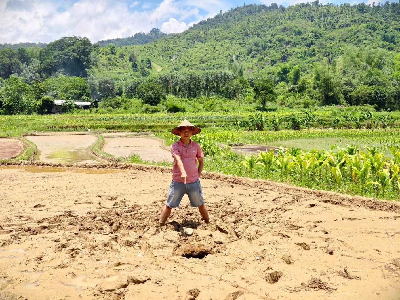 Xuất hiện hố sụt lún “không đáy” giữa ruộng ở Cao Bằng, chính quyền khẩn thiết mời chuyên gia