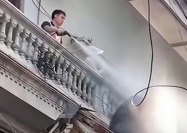 Vụ xịt nước vào thợ xây ở Hà Nội: Cái giá phải trả khi không tự tháo dỡ công trình lấn sang hàng xóm