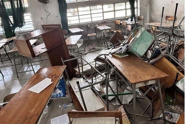 Nhóm học sinh lớp 9 đập phá lớp học tan hoang trong buổi học cuối cùng, nhà trường đưa ra cách xử lý