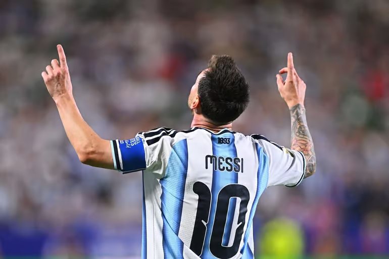 Messi lập hat-trick và cân bằng kỷ lục ghi bàn ở World Cup, Argentina thắng đậm ngày ra quân