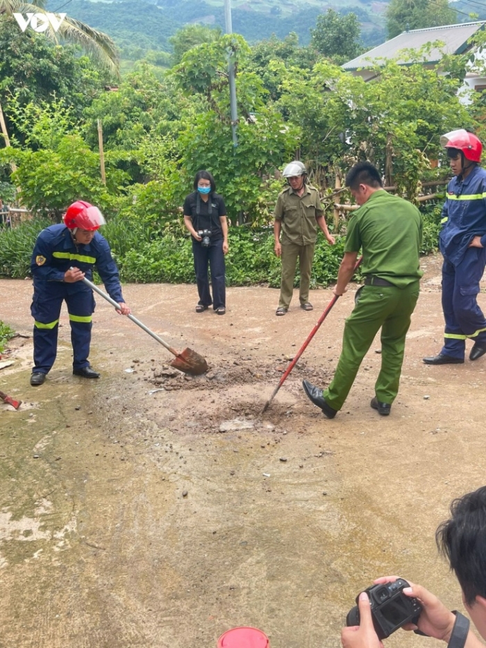 Nguyên nhân ban đầu vụ sân nhà dân tự cháy ở Sơn La, tìm thấy chất gì chôn lẫn trong bê tông?