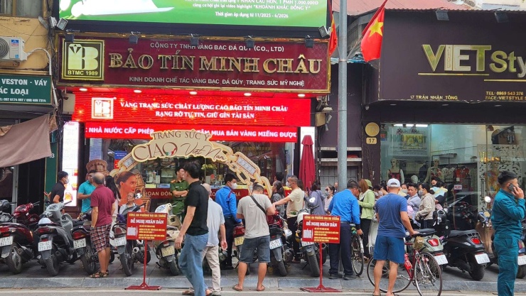 Giá vàng liên tục giảm mạnh khiến nhu cầu mua vàng của người dân và giới đầu tư tăng trở lại, từ đó thúc đẩy giá vàng đảo chiều tăng. Ảnh: Thái Nguyễn&nbsp;