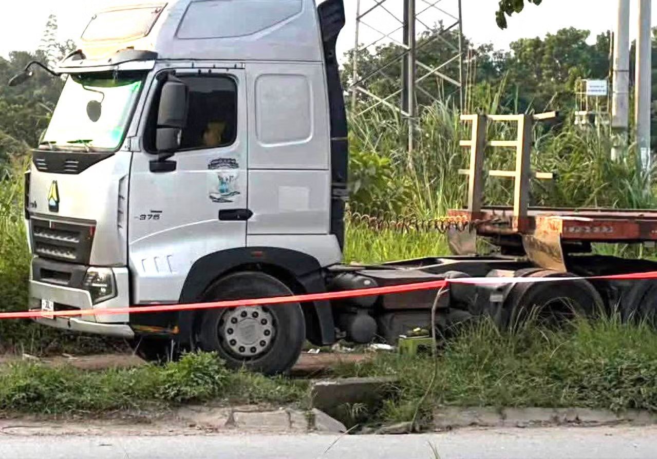 Điều tra vụ tài xế tử vong, nghi rơi xuống hố ga