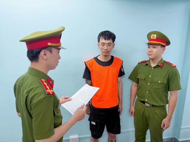 Đêm khuya mang bình sơn đi bôi bẩn trung tâm TP.HCM, nam thanh niên bị khởi tố khẩn cấp