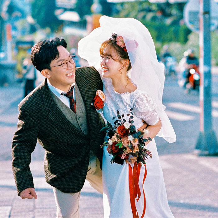 Hari Won chọn cách đứng phía sau ủng hộ, hỗ trợ Trấn Thành.