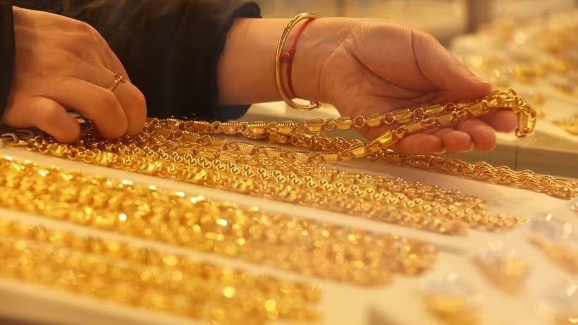 Với bạc ký và bạc thỏi, giá hiện dao động quanh 75,89 triệu đồng/kg mua vào và 78,29 triệu đồng/kg bán ra, giảm khoảng 700.000 đồng/kg so với phiên cuối tuần trước. 