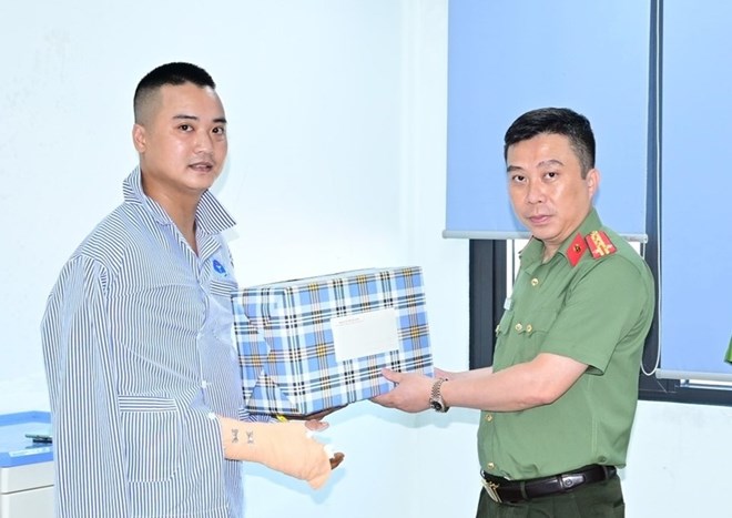 Thăm hỏi Đại úy Công an bị thương khi khống chế đối tượng cầm dao ở Hải Phòng