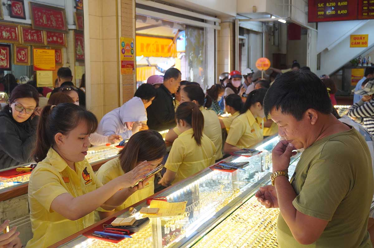 Giá vàng biến động, người dân TPHCM đổ xô mua bán