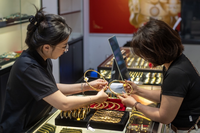 Chuyên gia lý giải nguyên nhân giá vàng, bạc 'sập' mạnh- Ảnh 2.
