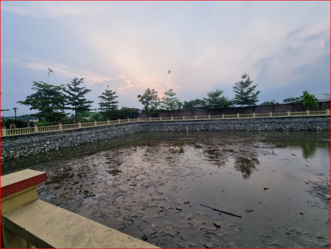 Đánh rơi dây chuyền 100 triệu xuống giếng làng ở Hà Nội, người đàn ông hút cạn nước suốt 24 giờ để tìm lại