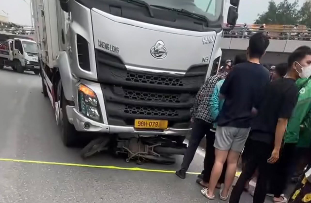 Hà Nội: Hiện trường vụ tai nạn khiến cô gái tử vong dưới gầm xe tải