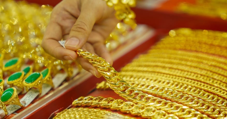 Ghi nhận đầu giờ sáng nay (6/7), giá vàng miếng SJC và vàng nhẫn tại các thương hiệu lớn như Bảo Tín Mạnh Hải, Bảo Tín Minh Châu, Doji, Phú Quý vẫn đang duy trì ổn định so với phiên giao dịch cuối tuần qua. 