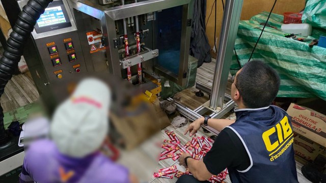 Đột kích 2 căn nhà, công an phát hiện đường dây sản xuất ca cao, nước xả vải và cà phê giả, tịch thu hơn 220.000 sản phẩm - Ảnh 2.