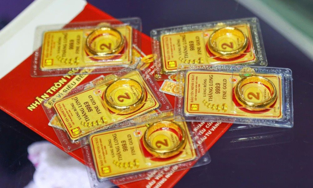 Giá vàng hôm nay 8/7 tiếp tục sụt giảm, vàng nhẫn "bay" tiền triệu - Ảnh 1.