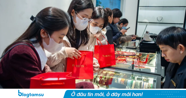 Giá vàng lao dốc, giảm mạnh ba phiên liên tiếp