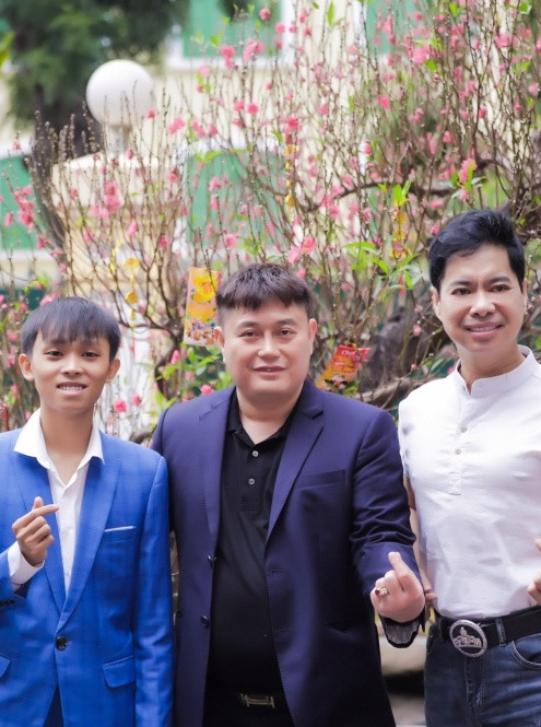 Danh ca Ngọc Sơn và doanh nhân Bầu Thụy là 2 người đầu tiên đứng ra nâng đỡ ca sĩ Hồ Văn Cường sau biến cố.